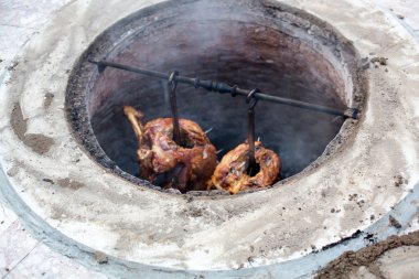 toprak fırında, geleneksel Türk mutfağı yapılmış ızgara kuzu