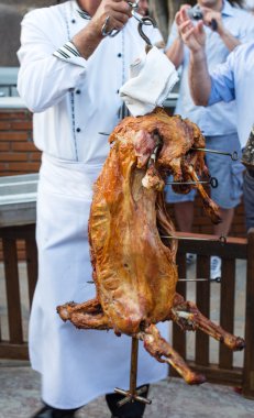 toprak fırında hazırlanmış Kavrulmuş Bütün kuzu