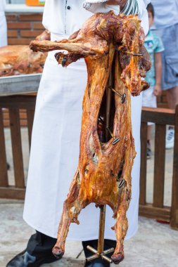 toprak fırında hazırlanmış Kavrulmuş Bütün kuzu