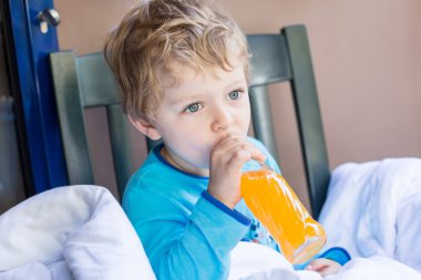 Balkonda portakal suyu içme mutlu çocuk