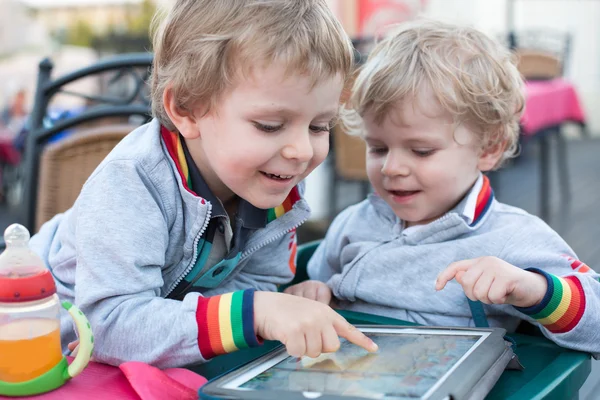 tablet pc ile oynayan iki kardeş yürümeye başlayan çocuk