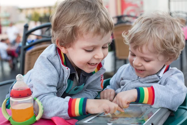 Two brother toddler boys playing with tablet pc — Stock Photo, Image