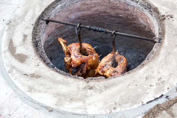 Grillezett bárány föld kemencében, hagyományos török ételeket készített — Stock Fotó
