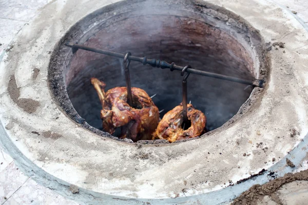 Grillat lamm i jorden ugn, traditionell turkisk mat — Stockfoto