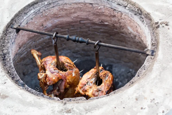 Grillat lamm i jorden ugn, traditionell turkisk mat — Stockfoto