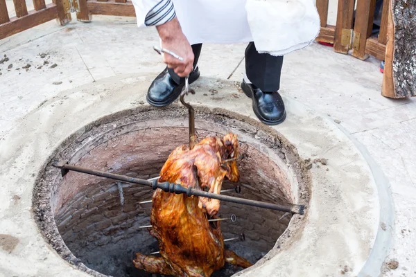 Rostade hela lamm, beredd i jorden ugn — Stockfoto