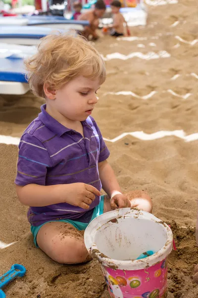 Kleine peuter jongen spelen met zand en speelgoed — Stockfoto