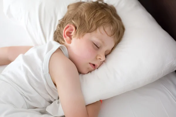 甜蹒跚学步的小男孩，在他的床上睡觉 — 图库照片