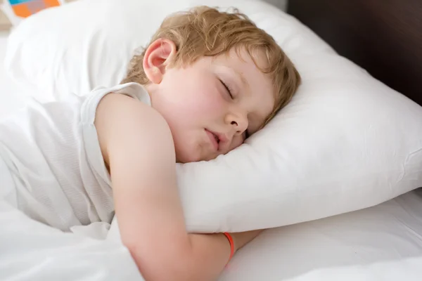 Lilla söta småbarn pojken sover i sin säng — Stockfoto