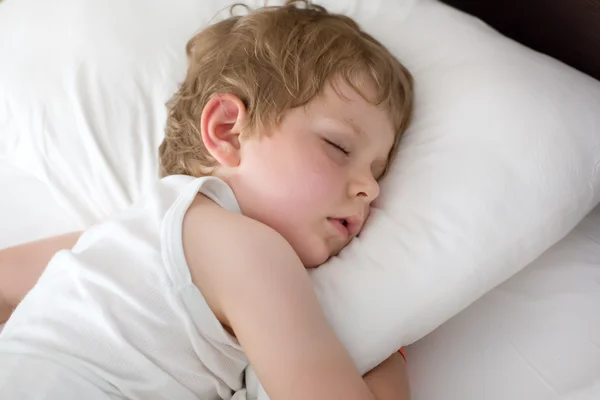 Pequeno menino doce criança dormindo em sua cama — Fotografia de Stock