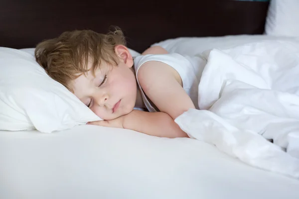 Lilla söta småbarn pojken sover i sin säng — Stockfoto