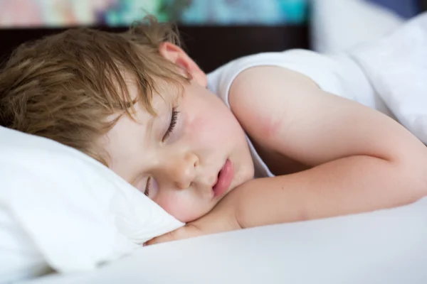 Pequeno menino doce criança dormindo em sua cama — Fotografia de Stock