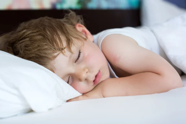 Chlapeček sladké batole spát ve své posteli — Stock fotografie