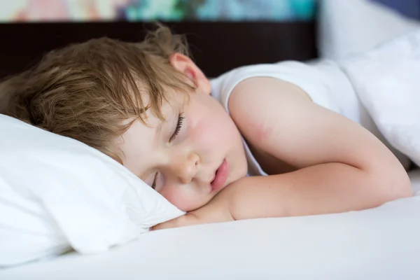 Pequeno menino doce criança dormindo em sua cama — Fotografia de Stock