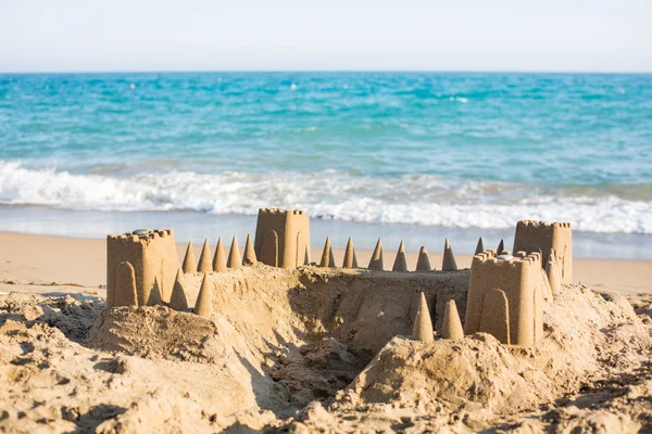 Castelo de areia na praia — Fotografia de Stock