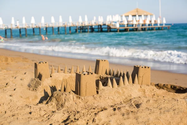 Castelo de areia na praia — Fotografia de Stock