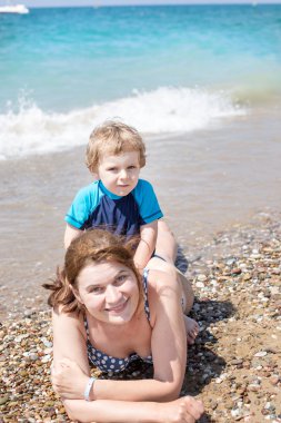 genç anne ve küçük oğlu plajda eğlenmek