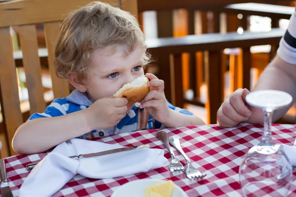 Piccolo bambino ragazzo che fa colazione in estate — Foto Stock