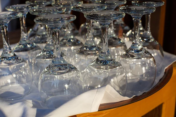 Copos de vinho em uma mesa em um restaurante — Fotografia de Stock