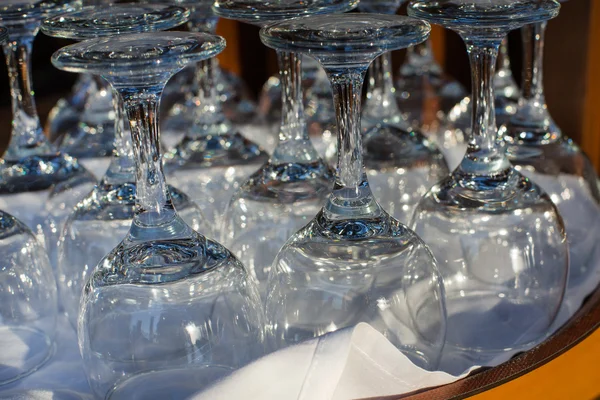 Copas de vino sobre una mesa en un restaurante —  Fotos de Stock