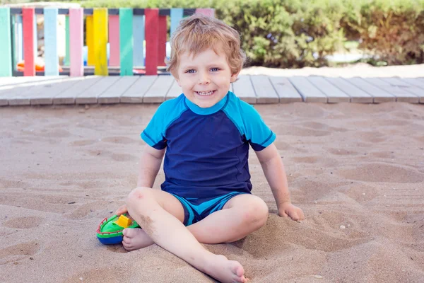 Αγοράκι μικρό παιδί που παίζει με την άμμο και το παιχνίδι — Φωτογραφία Αρχείου