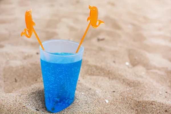 Sininen trooppinen cocktail — kuvapankkivalokuva