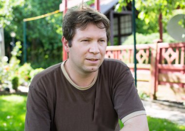 güneşli yaz ormanda genç adam