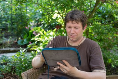 tablet pc ile eğlenmek yaz aylarında genç adam