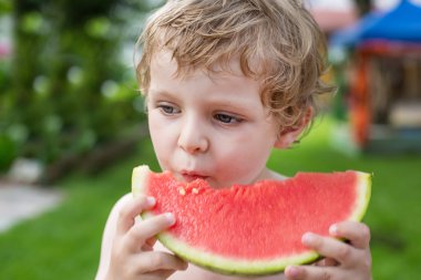 sevimli küçük yürümeye başlayan çocuk karpuz yeme sarı tüyleri ile ben