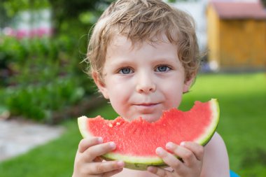 sevimli küçük yürümeye başlayan çocuk karpuz yeme sarı tüyleri ile ben