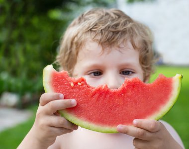 sevimli küçük yürümeye başlayan çocuk karpuz yeme sarı tüyleri ile ben