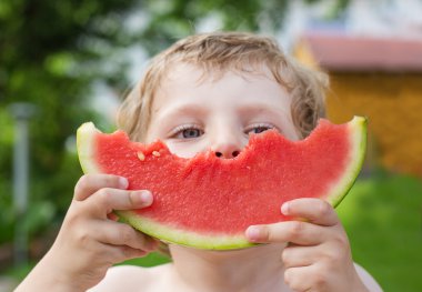 sevimli küçük yürümeye başlayan çocuk karpuz yeme sarı tüyleri ile ben