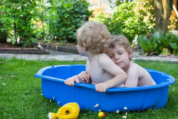 Two sibling boys having fun with water in summer — Stock Photo, Image