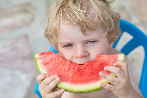 スイカを食べるブロンドの毛で愛らしい小さな幼児男の子 — ストック写真