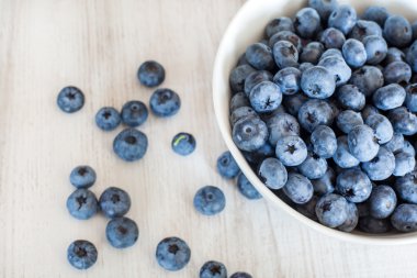 Olgun taze yaban mersini ile beyaz kase Kupası