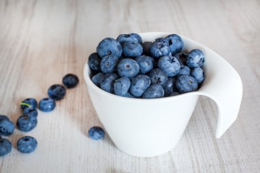 Olgun taze yaban mersini ile beyaz kase Kupası
