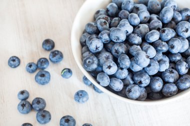 Olgun taze yaban mersini ile beyaz kase Kupası