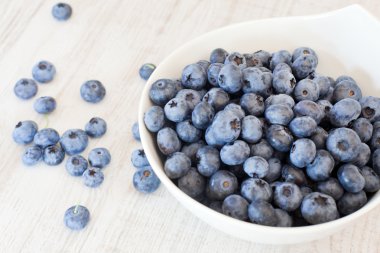 Olgun taze yaban mersini ile beyaz kase Kupası