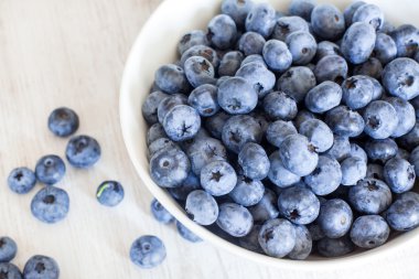 Olgun taze yaban mersini ile beyaz kase Kupası