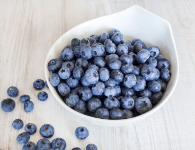 Olgun taze yaban mersini ile beyaz kase Kupası