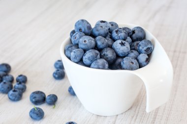 Olgun taze yaban mersini ile beyaz kase Kupası