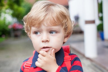 Anaokulu yolda yürümeye başlayan çocuk