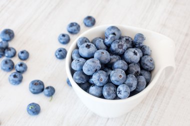 Olgun taze yaban mersini ile beyaz kase Kupası