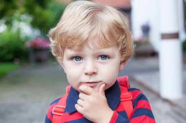 Anaokulu yolda yürümeye başlayan çocuk