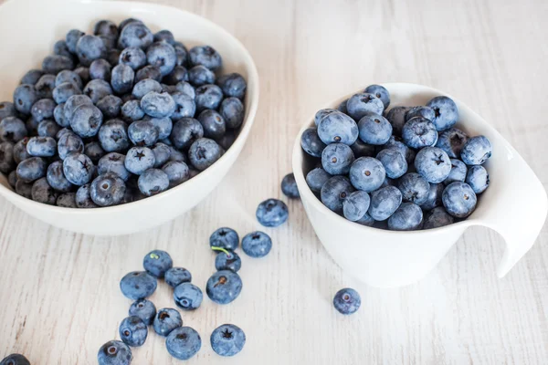 White bowl cup with fresh ripe blueberries — Stock Photo, Image