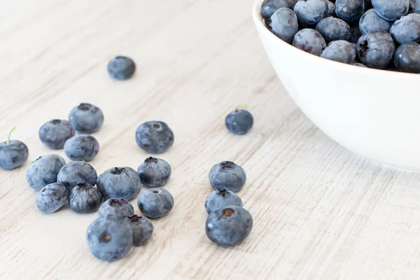 White bowl cup with fresh ripe blueberries — Stock Photo, Image