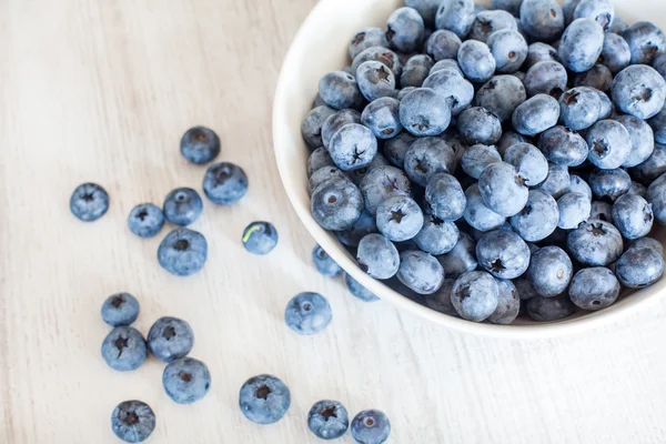 White bowl cup with fresh ripe blueberries — Stock Photo, Image