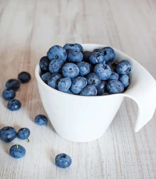 与成熟的新鲜蓝莓白碗杯 — 图库照片