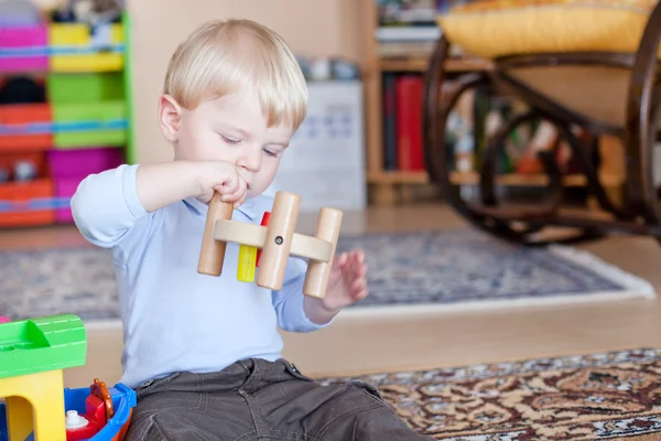 Kleine peuter jongen spelen met houten speelgoed — Stockfoto