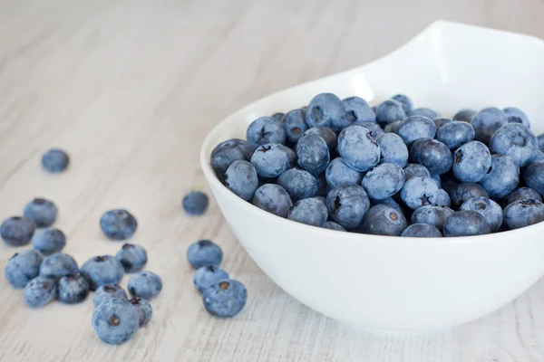 White bowl cup with fresh ripe blueberries — Stock Photo, Image